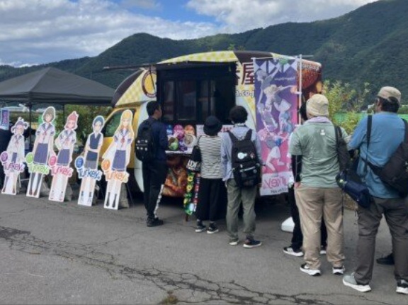 【画像】アニメ「Turkey！」、舞台の千曲市で行われた花火大会とコラボ！！