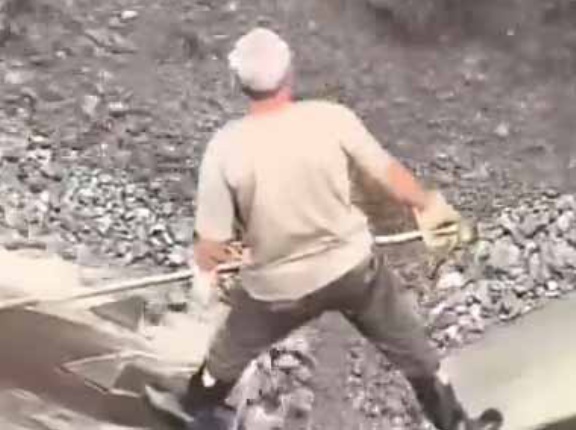 【ちょっと危険】 作業員が砂利をベルトコンベヤーに乗せていた。後ろへ送れぇ～！ → 手伝う犬はこうします…