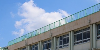 思い出話に花が咲いて「今だから言うけど、実は私、A先生にさ…」って話が出たら、もう皆驚いて言葉を失ったわ。というか、咄嗟に意味がわからなくて固まってたというべきかも。