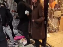 【動画】パリのリベラル女性さん、デモの移民集団にすべからく奪われて絶望ｗｗｗｗｗ