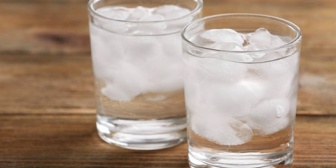 飲食店で彼女「氷の入ってないお冷をください」→「東洋医学では氷入りの冷たい飲み物は体に良くない」と得意げに語ってるけどジュースやお菓子を暇ありゃ食べてるお前がそれ言う？