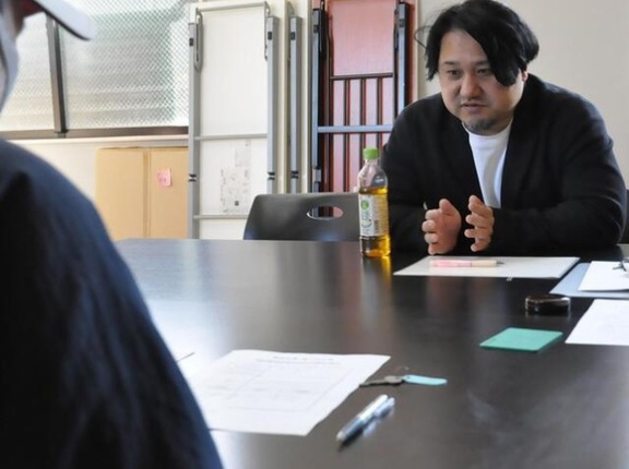 【悲報】車中泊生活の56歳、物価高直撃で「助けて、食事が1日1回の外食しか出来ないの」