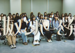 考察班『賀喜遥香の誕生日は8月8日でsame numberだから賀喜』←もうこれ恥ずかしいだろこのグループ