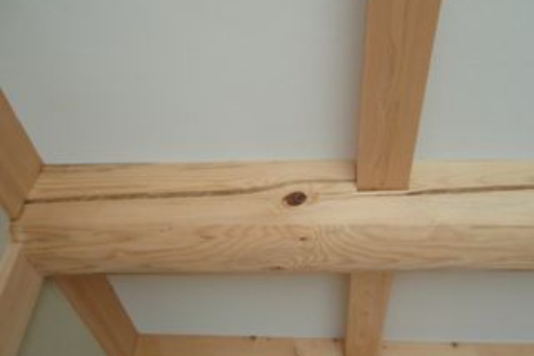 丸太の太鼓梁の割れ補修 飯田市の工務店専務のブログ 注文住宅はやっぱり自然素材の家が一番