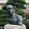 「荻原碌山のブロンズ像「坑夫」　生徒が初の洗浄作業」。