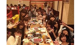 乃木坂46が焼肉店で飲食する写真に男性や灰皿が映り込む → 慌てて削除するも拡散して大炎上