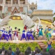 【ディズニーシー】外国人グループの“地べた飯” が炎上