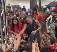 ラフィーニャ、ピッチ外でもヒーローに！故郷でチャリティイベントを開催し地元の人々に食料を届ける