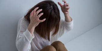マンションの同じ階に住んでる夫婦の妻の方が育児ノイローゼっぽいんだが、静かにさせるにはどうすればよい？