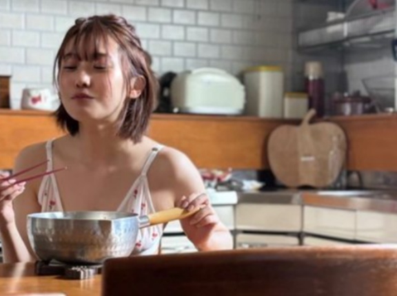 【画像】袋麺を鍋から直食い女子、かわいいｗｗｗｗｗｗｗｗｗｗｗｗ【Pickup】