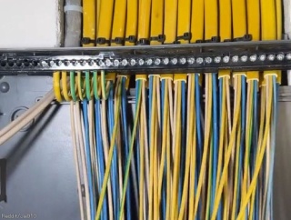 「ずっと見てられる…」プロの芸術的な配線作業が注目を集める