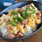 お手軽食材で♪ウインナーと卵のふわとろ丼