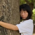 【！？】木を抱きしめる中国の若者が急増中「生活のなかに触れ合いを取り戻すひとつの方法」
