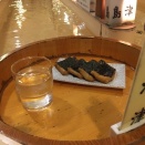 10月は水、木が定休日だって。リバーカウンターでいろいろ流れてくるのがたのしい「甘味処どんぐり」。いそべ巻きもうまい。(沼津市大手町)