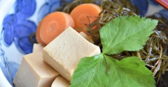 【覚えておきたい副菜シリーズ】常備している乾物で簡単副菜ができる！！高野豆腐と切り昆布の煮物の作り方