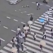 【事故の瞬間】新宿の交差点で信号無視する自転車　車にはねられる