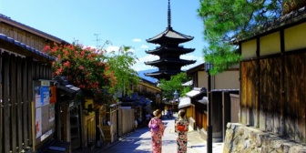 【秘密の外出】たまに出張と嘘をついては小旅行に出かけるんだけど…