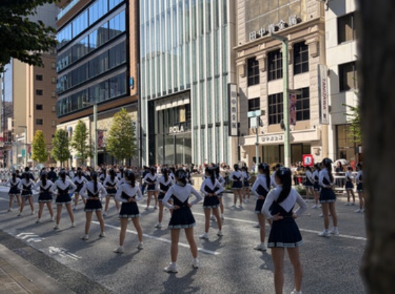 本日の銀座のメイン通りでは、警視庁による白バイや音楽隊の交通安全パレードと、東京都吹奏楽連盟のブラスバンドやバトントワラーのゴールデンパレードが行われました。