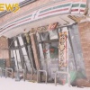 北海道のコンビニ、雪の重みで潰れる