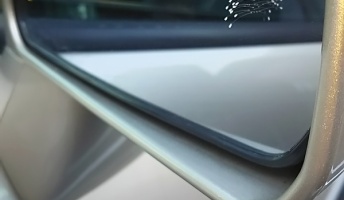 車のサイドミラーに何か変なものが生えてる!調べてみた結果→