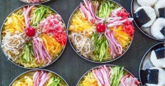 お昼ご飯は冷やし中華とおにぎり