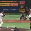 打撃復調の大田泰示さん、三塁コーチャーを狙撃してしまうｗｗｗ