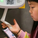 中国　公衆トイレのトイレットペーパーはQRコード広告で無料です