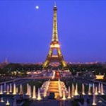 フランス次期大統領さん…顔に小麦粉をかけられる…