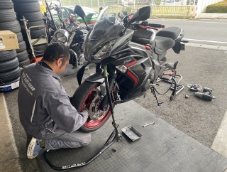 滋賀オートライフハノ　カワサキ「ニンジャ400」の持込タイヤ交換(前後)