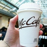 マクドナルド店員「コーヒーにミルクやガムシロップおつけしますか？」俺「…あのさあ、俺社会人なの見たらわかるよね？」