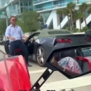 【海外の反応】コルベット乗りが走行中にSUVのサイドミラーを飛び蹴りで破壊　「あのジャンプなに？」「コルベットの運転手らしい行動」