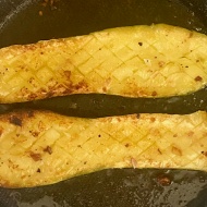 ズッキーニのステーキ　ピリ辛フレッシュトマトソースで