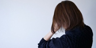 私は医療関係者で、コロナが増えてきた時は本当に必要な外出以外は我慢してた。ある日行きつけの美容師にばったり会って…