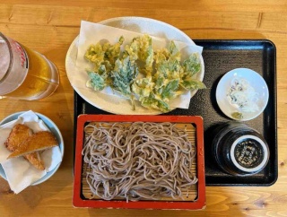 ランチに明日葉天ぷら蕎麦とビール - 2025.09 新島一人旅 ep4