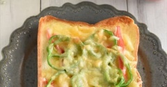 ピーマンとカニカマのチーズトースト