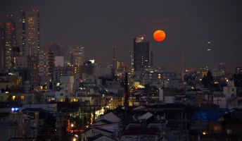 昨夜の月がヤバイ! オレンジの満月と月暈(げつうん)が美しいとネット上で話題に