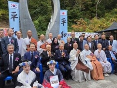鳩山元首相、韓国で平和宣言　口にした『無限責任』の一言