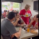 面白いけどわりと酷い、トレイひっくり返しイタズラ店員