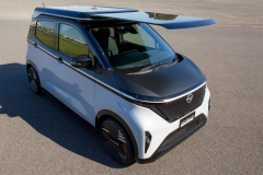 電動自動車って太陽光パネル載せたら充電要らなくね？？