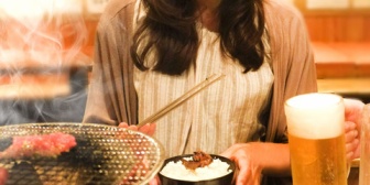 この間定食屋で一人酢豚定食食べてたら近所の奥さんにクスクス笑われた。理由を聞いたら「定食屋でひとりで食べてるのも可笑しいしその上酢豚定食ってｗｗｗ」って…