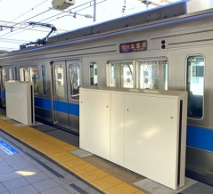 小田急が狛江駅にホームドアの筐体を設置 2025年度の設置予定駅は完了へ