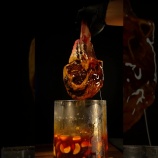 『ガーリックとハチミツを60日間熟成させたトマホークステーキがおいしそう』の画像