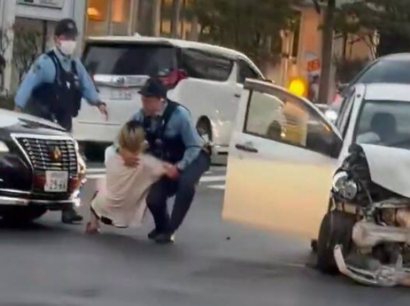 【動画】女の子が運転するポルシェに突っ込んだ軽自動車の男、暴れて警察に連行されるｗｗｗｗｗｗｗｗｗｗ