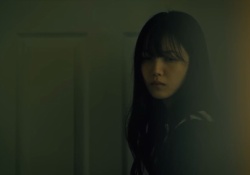 【悲報】久保史緒里さん、ドラマで太ももをすごく出していた