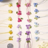 『ICHIRINKAやSANRINKAのアクセサリーのパーツとなる小さなお花と葉っぱのパーツたちを編み合わせる前に編んだ小さなお花や葉っぱのパーツの数の確認や編み上げる際のイメージなどの確認の工』の画像