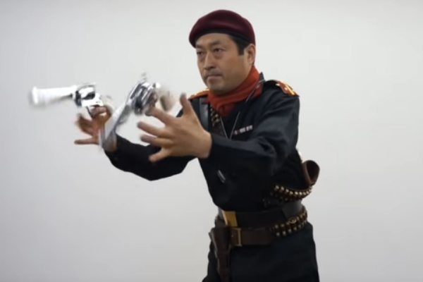 Mgs3 オセロット少佐のガンスピンを完璧にこなす男が海外で話題にwww 動画 海外の反応で英語の勉強 Mgs3 オセロット少佐のガンスピンを完璧にこなす男が海外で話題にwww 動画 海外の反応で英語の勉強