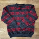 深紅の薔薇の編み込みセーター