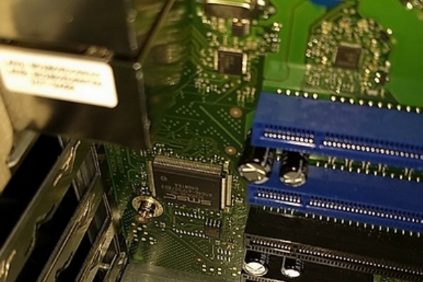 Fujitsu Primergy Tx1310 M1 電脳遊戯の嵐