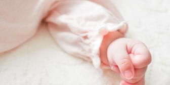 トメが用意した内祝い「赤飯5合、饅頭10個、紅白蒲鉾10本に命名札」これを周りに配ったとか、申し訳なさ過ぎる