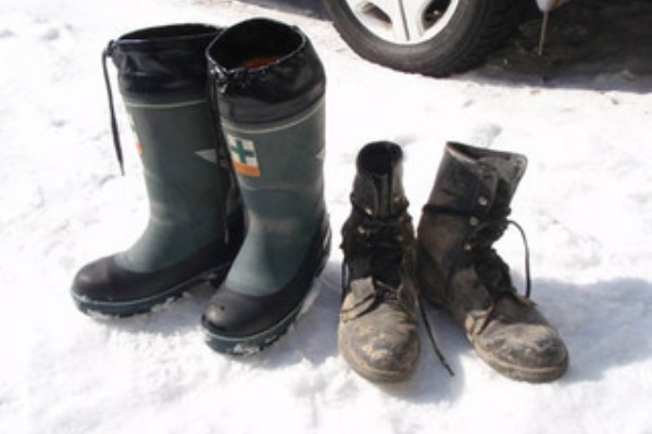 安全靴とヘルメット 水谷内建設工業の現場日記